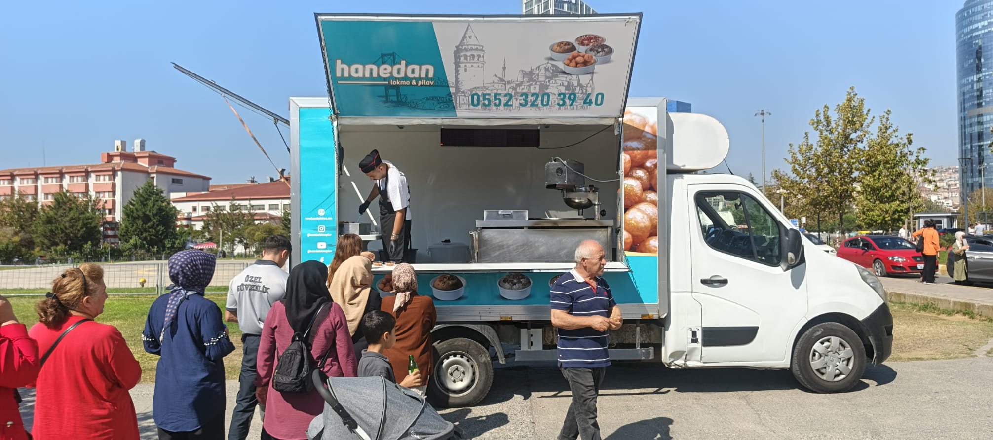 Cadde Lokma Dağıtımı