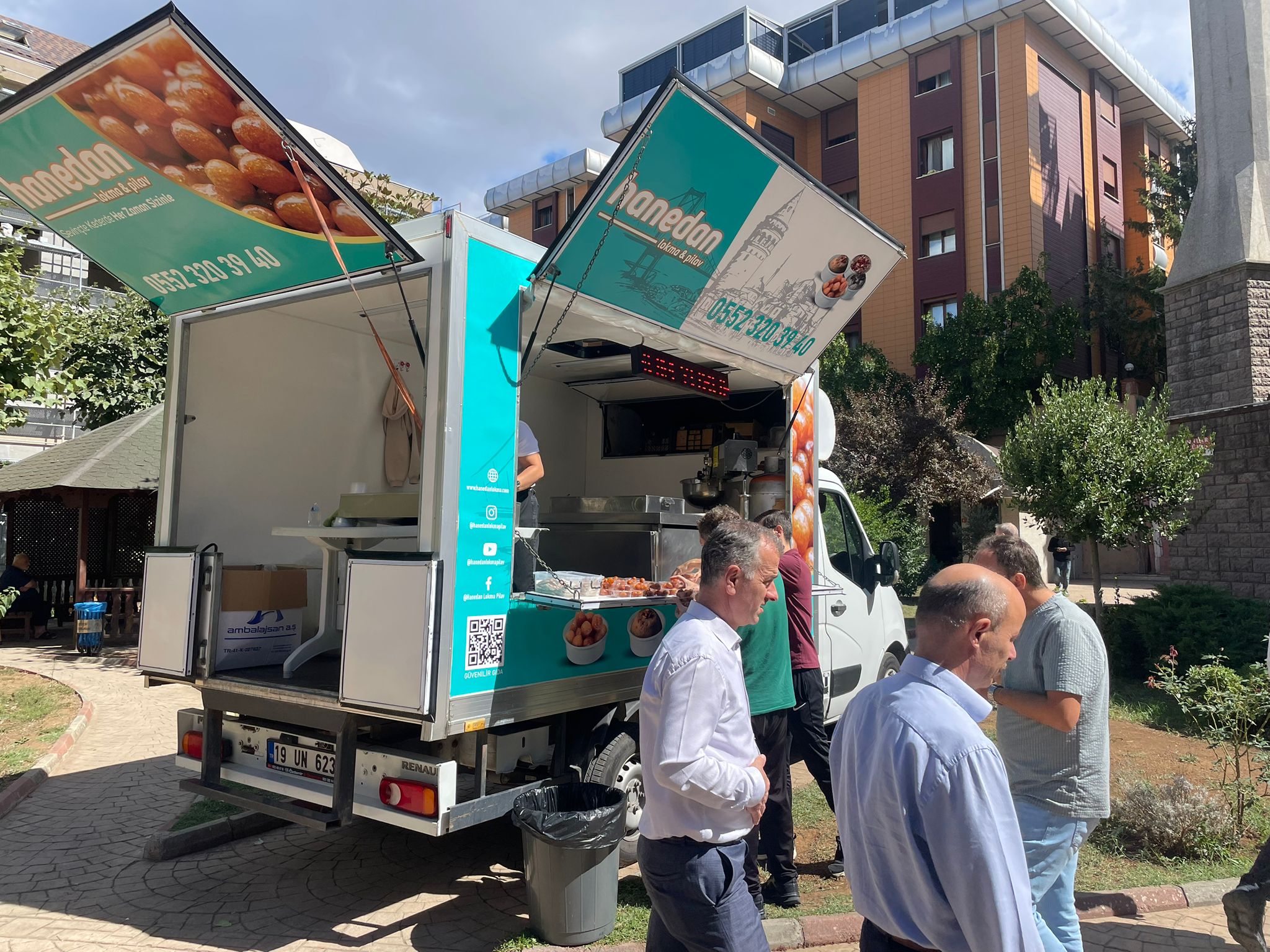 Lokma Dağıtımı Tanju Çolak